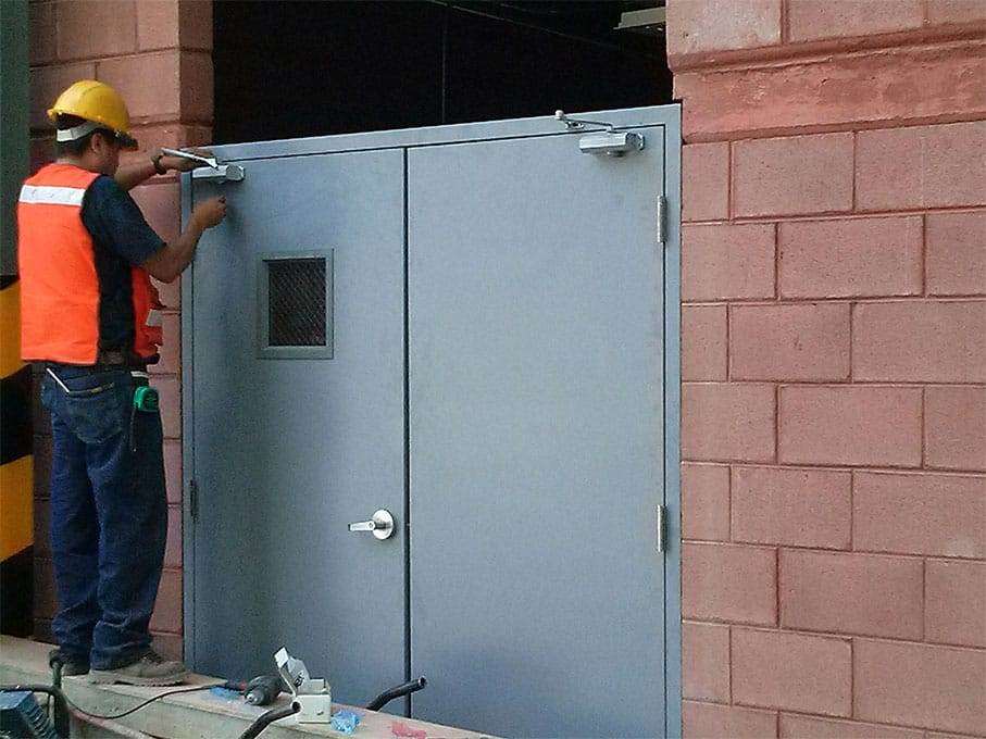 Instalación de Puertas de Emergencia Dockman